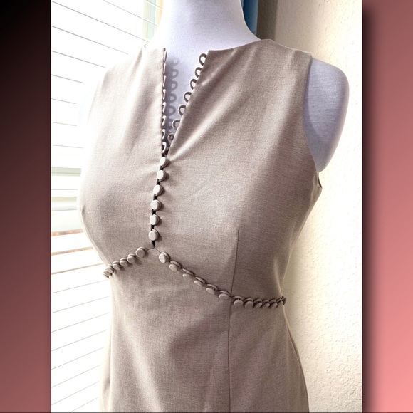 💕HP💕 Tahari ASL Tan Sleeveless Sheath Dress
Size 4 - Picture 4 of 16